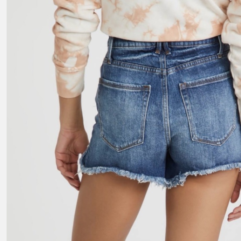 NWT $119 Good American Bombshell Flat Tummy Raw Distressed Denim Shorts women’s